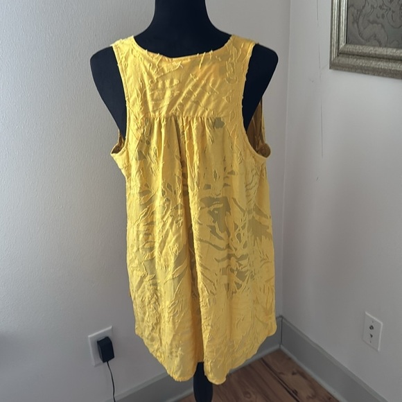 CUPIO Sz XL yellow sleeveless textured split collar ties top blouse - Picture 4 of 8